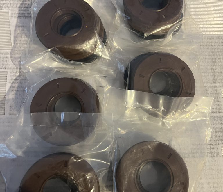 Tnt Kawasaki 550 crank seals